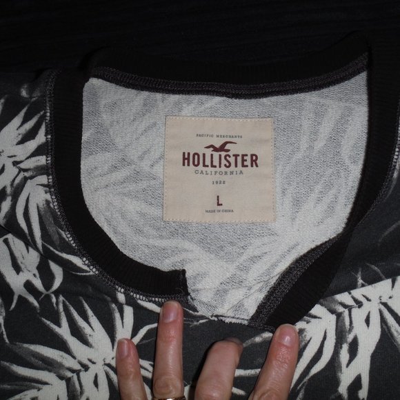 ✅3/40$ HOLLISTER roll up sleeve top - Picture 2 of 4
